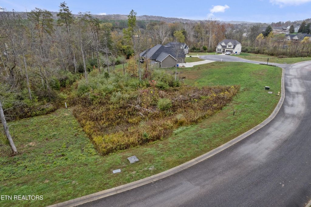 162 Forest Creek Pkwy, Oak Ridge