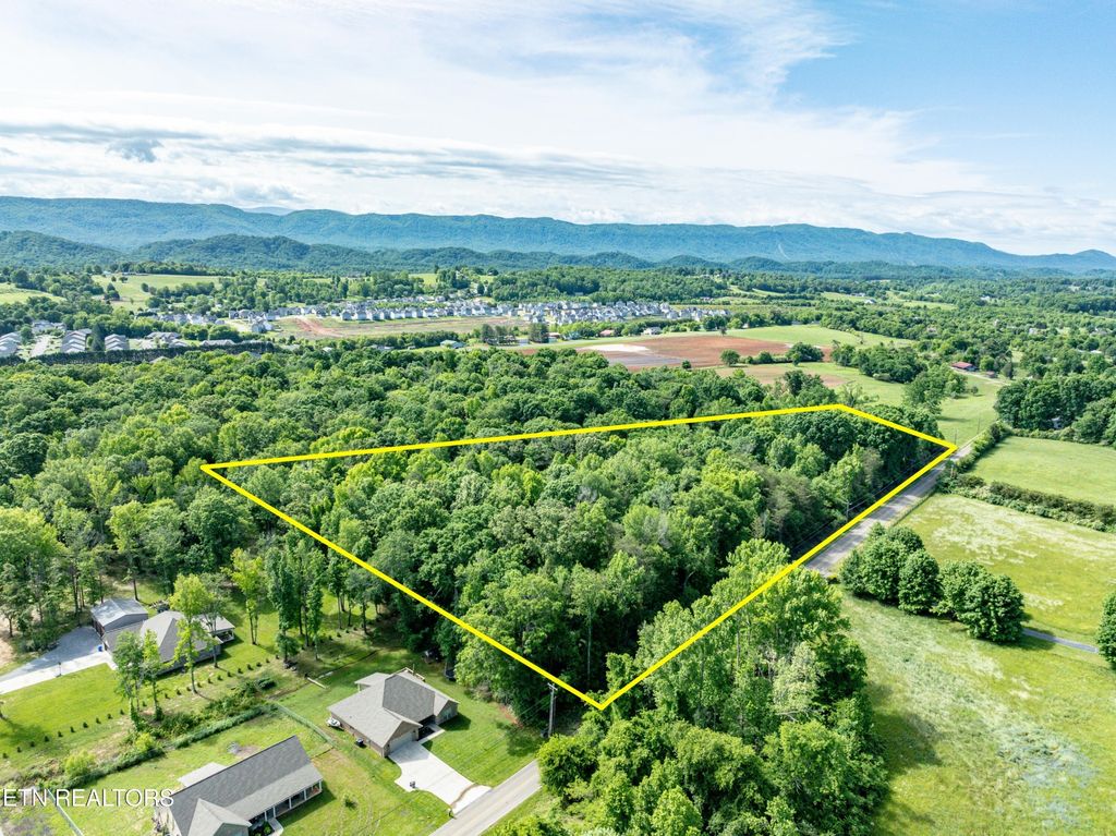 2738 Carpenters Grade Rd, Maryville