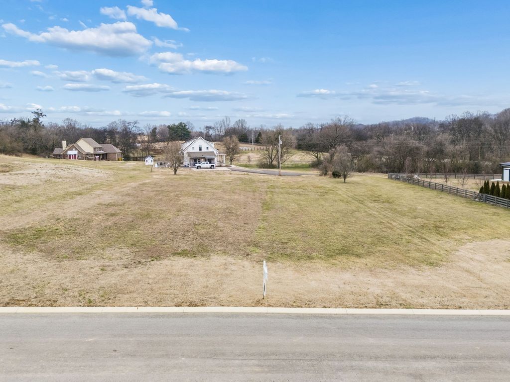 102 Heirloom Ln, Columbia