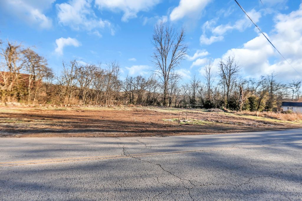628 Old Highway 31 E 3, Bethpage