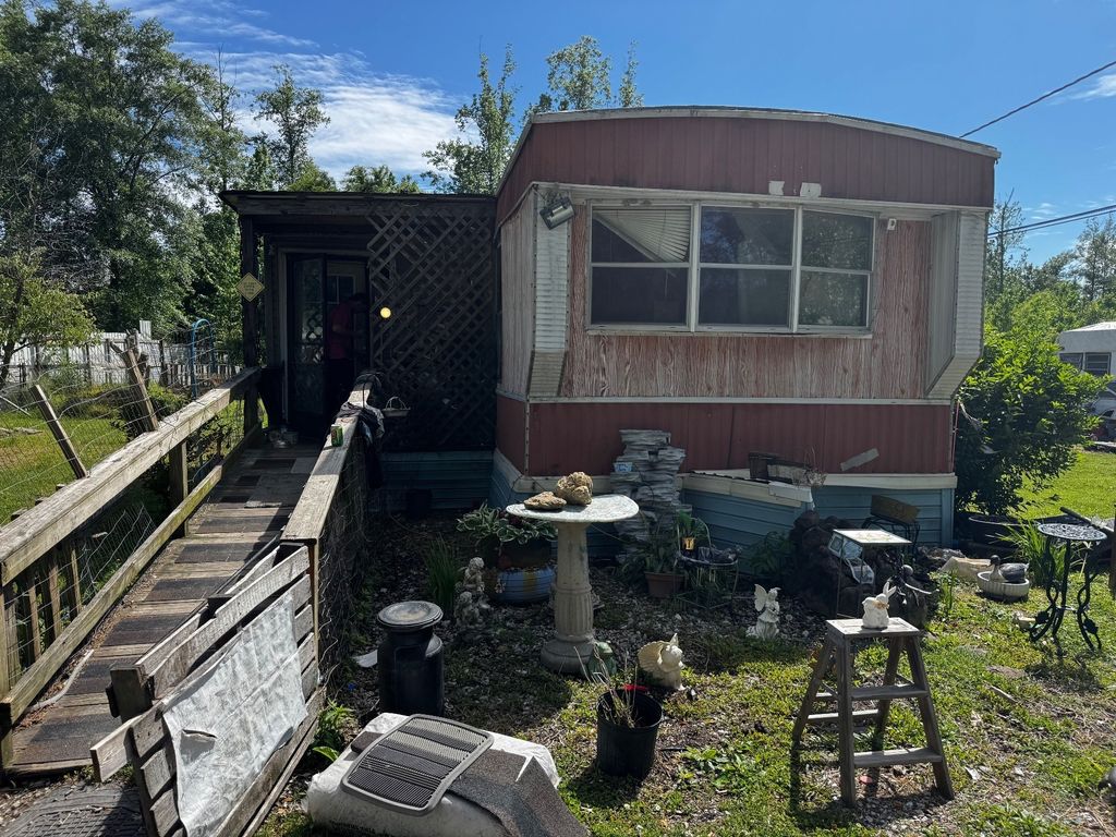 409 Commodore Dr, Manchester