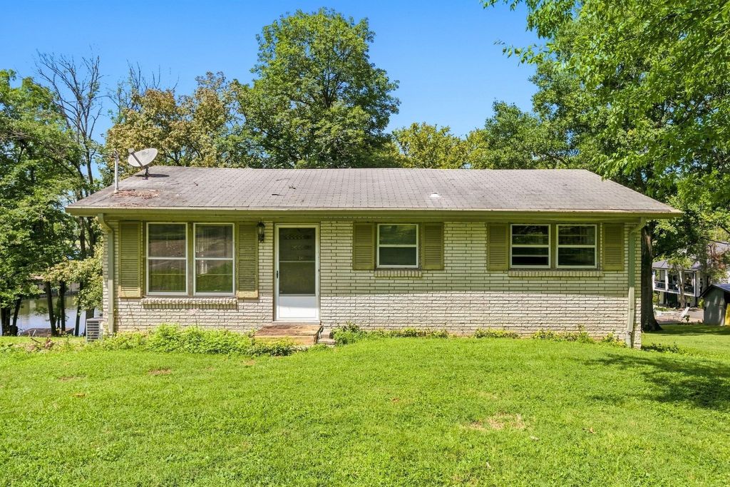 148 Sunset Dr, Hendersonville