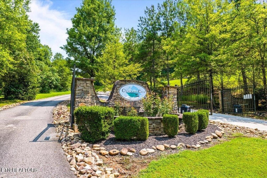 44 Old Hearth, La Follette