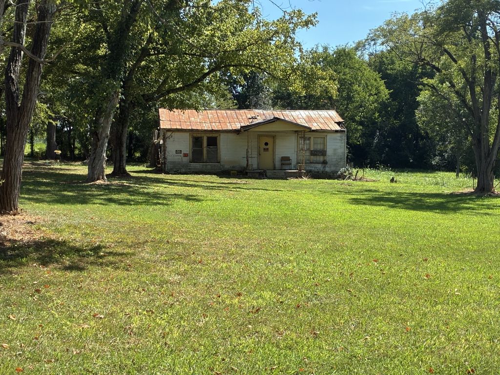 8 Johnson School Rd, Fayetteville