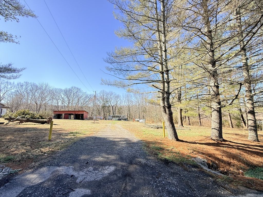 1324 Edmenson Rd, Clarksville