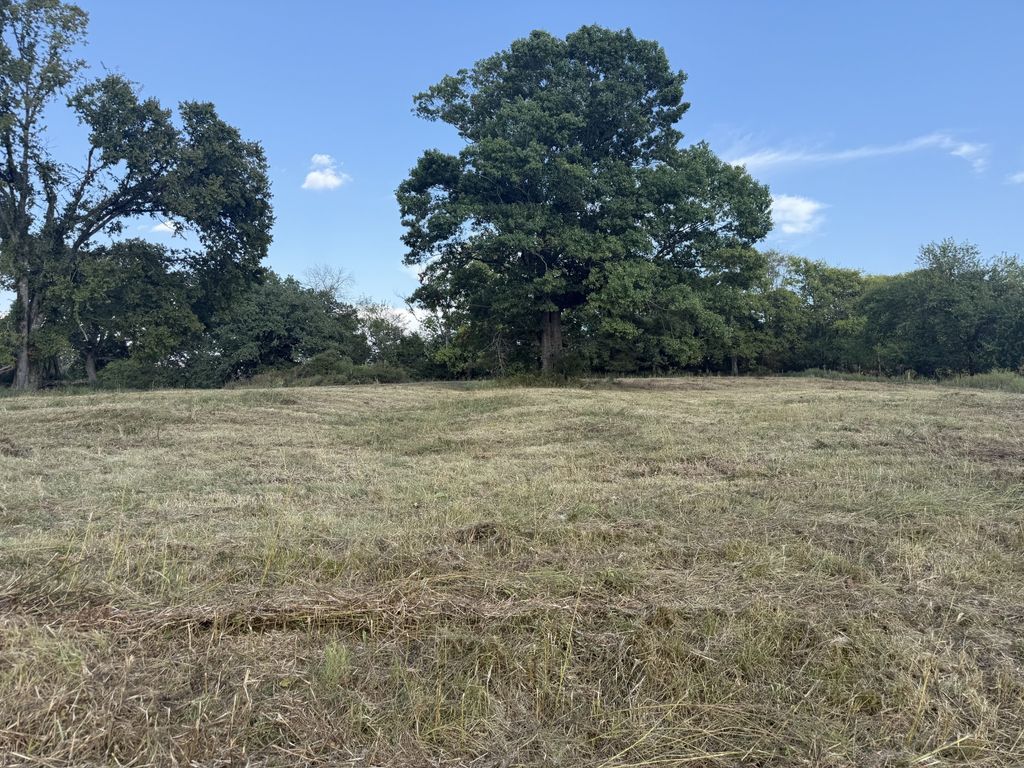 1 Hog Hollow Ln, Bethpage