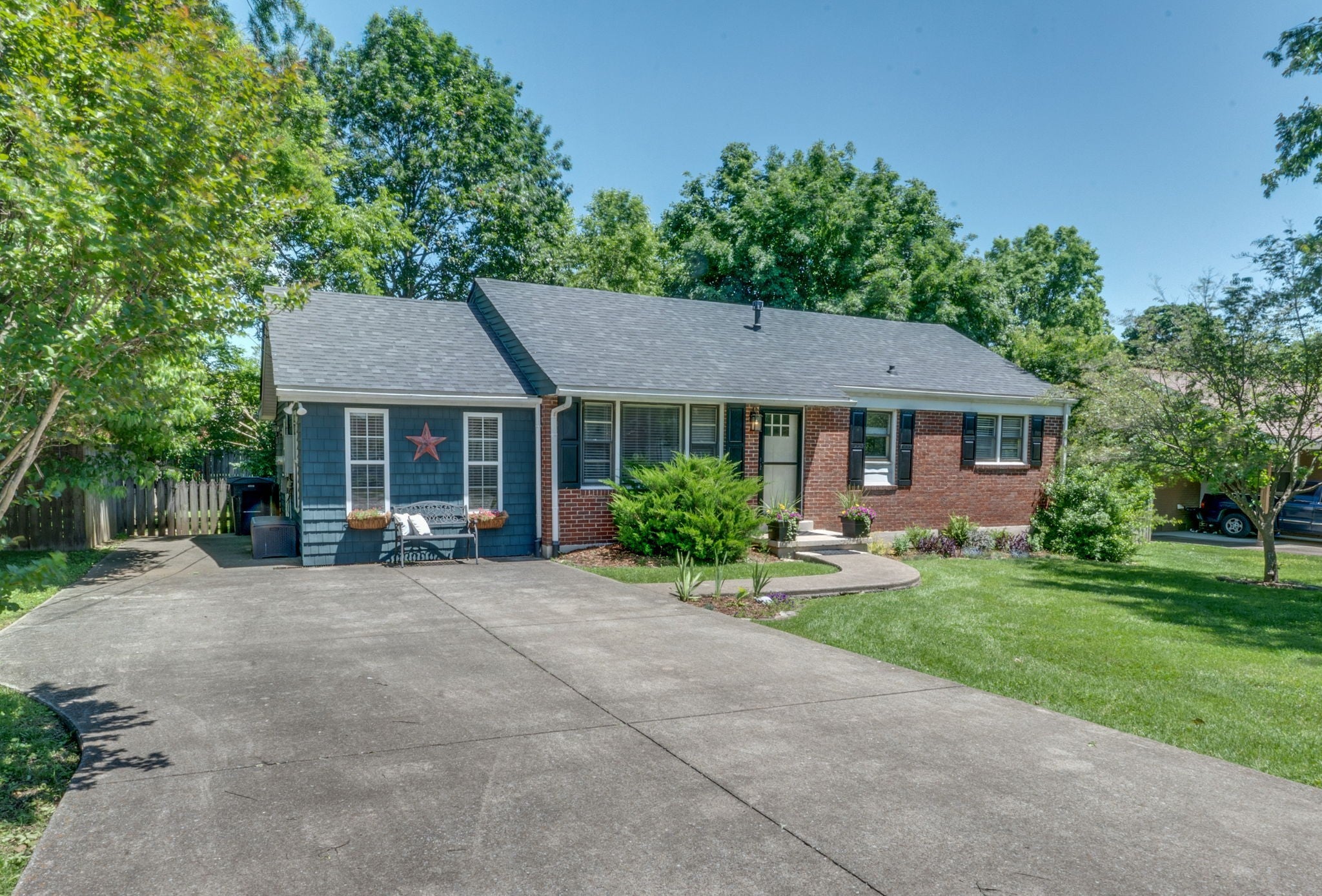 Photo of Listing #2891403
