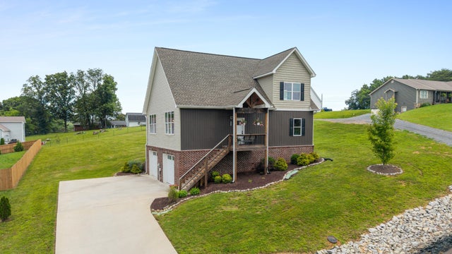 155 Surrey Lane Ne, Cleveland