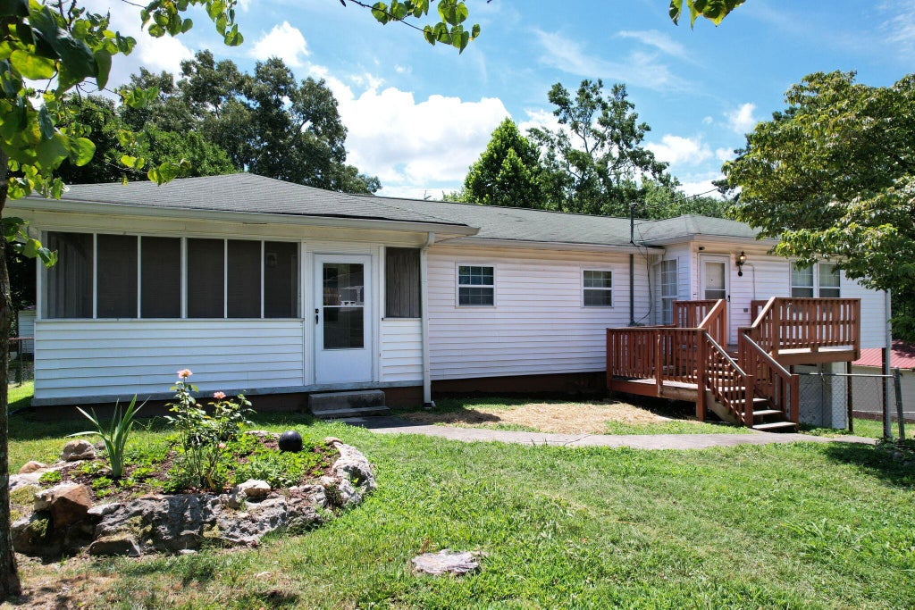 2035 Broomfield Road Se, Cleveland