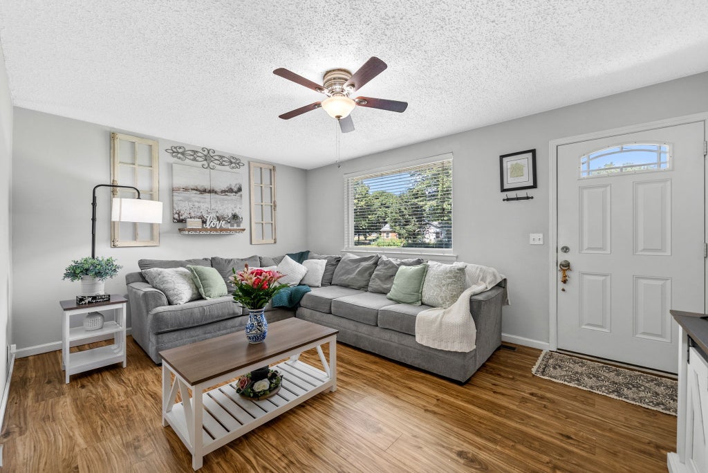 612 Wilkinson Ln, White House