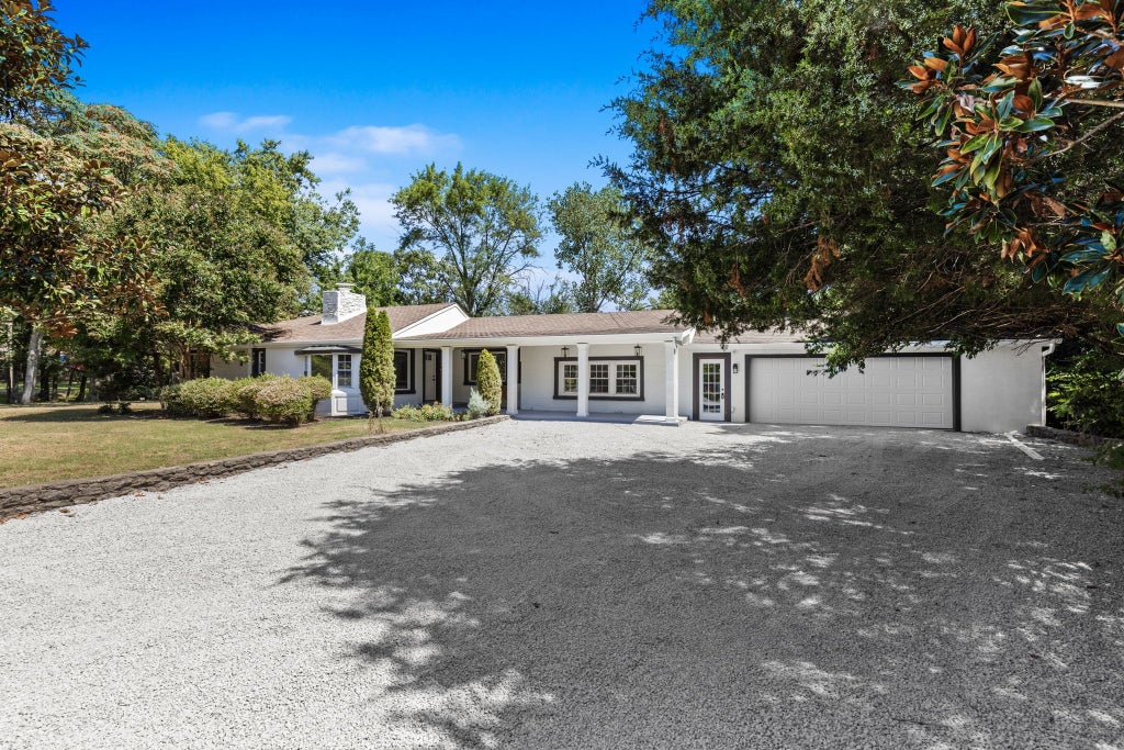 202 Harbor Dr, Hendersonville