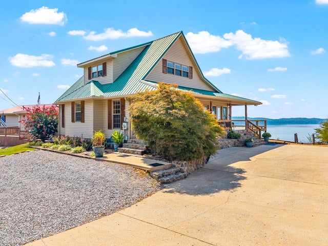 318 Eagle Shore Dr, Dover