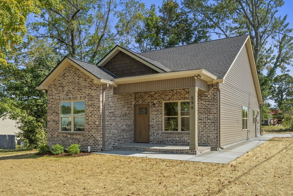 596 E College St E, Greenbrier