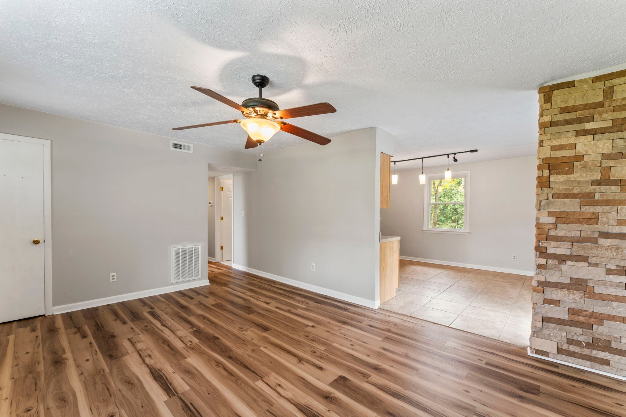 Photo of Listing #3001631