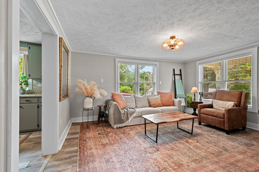 909 W 1st St, Dickson