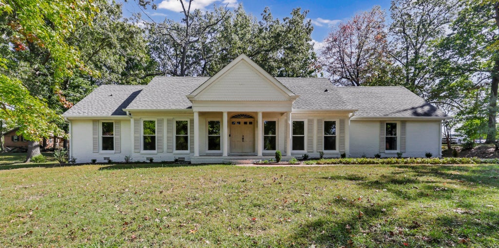 111 Lois Ln, Clarksville