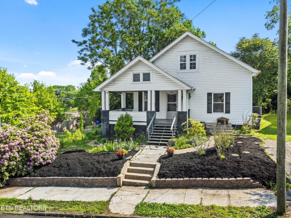 1018 Ne Thompson Place, Knoxville