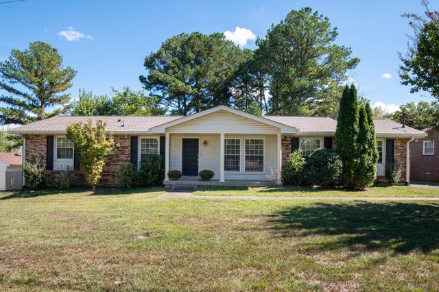 208 Crestmont Dr, Hendersonville