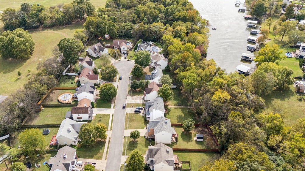 160 Waters Edge Ln, Hendersonville