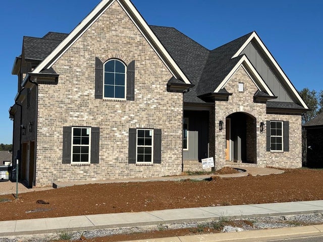 135 Scarsdale Dr S, Hendersonville