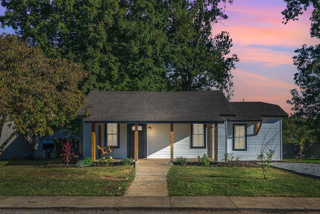 402 England St E, Cowan