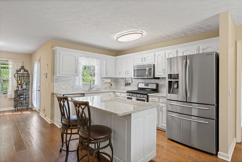 404 Southwinds Dr, Hermitage