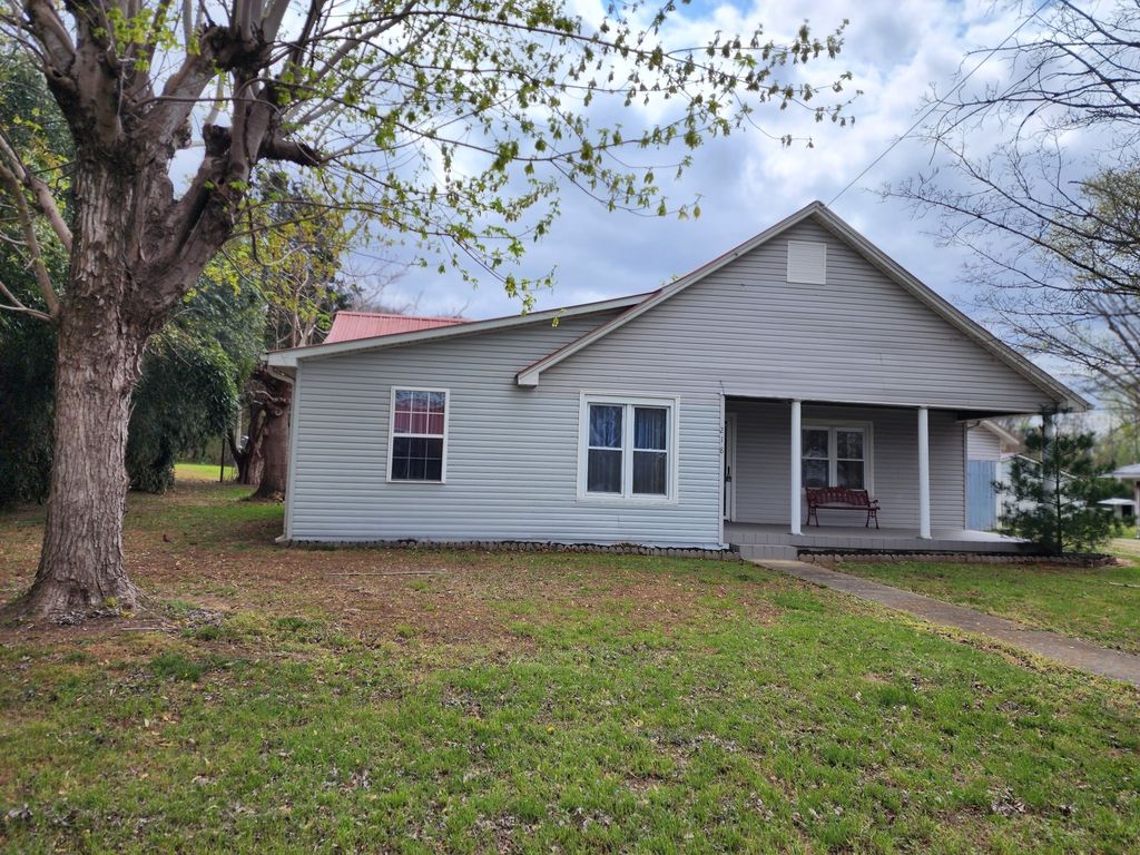 218 E Lake Ave, Celina