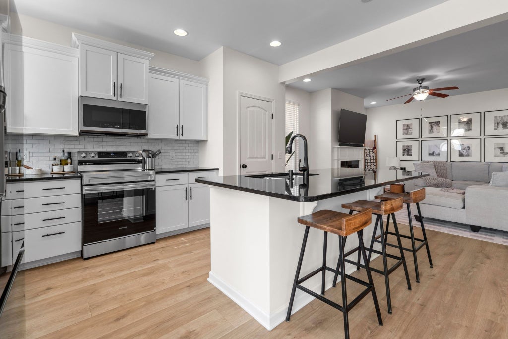 1988 Stonewater Dr, Hermitage