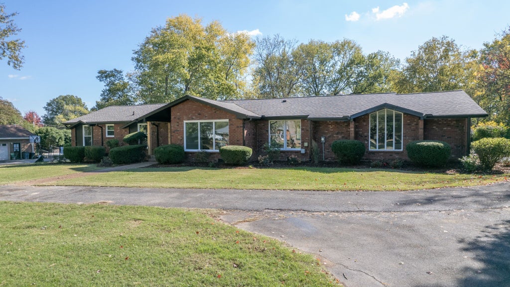 205 Bluegrass Dr, Hendersonville