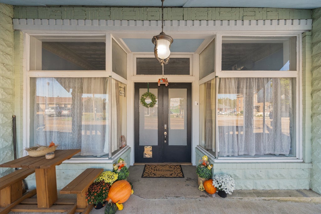 8 E Main St, Decaturville