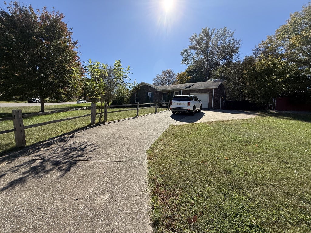 308 Barry Dr, Clarksville