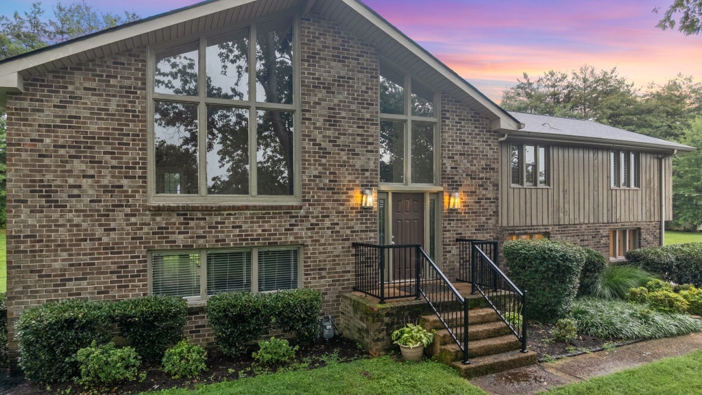 1302 Twin Springs Dr, Brentwood