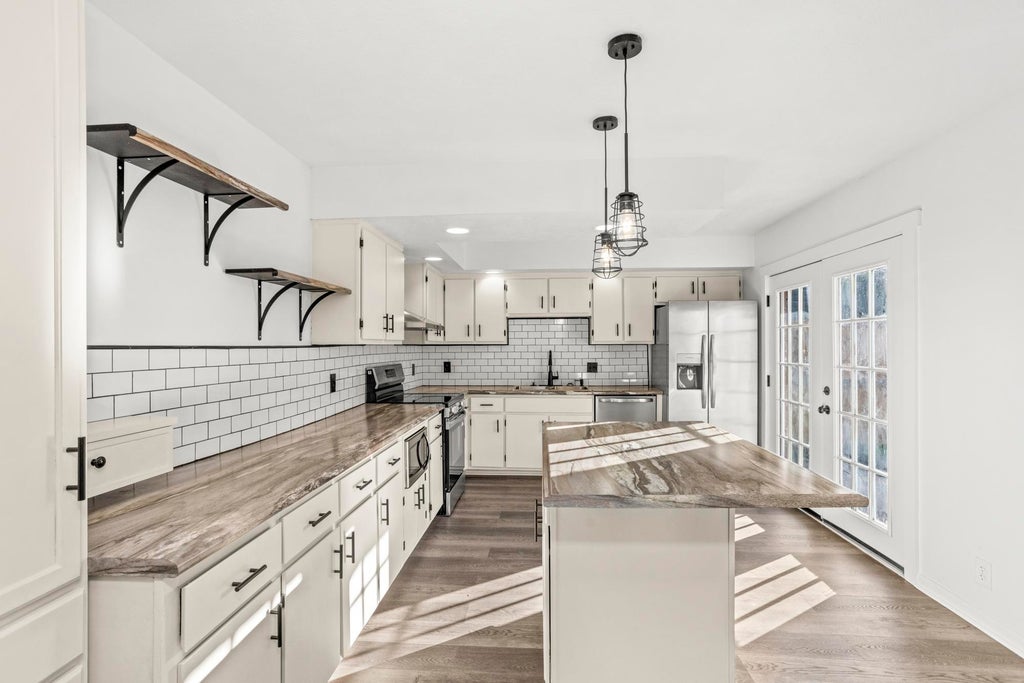 240 Cedarwood Ln, Madison