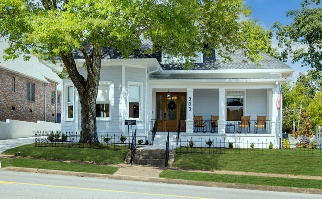 303 West College Street, Dickson
