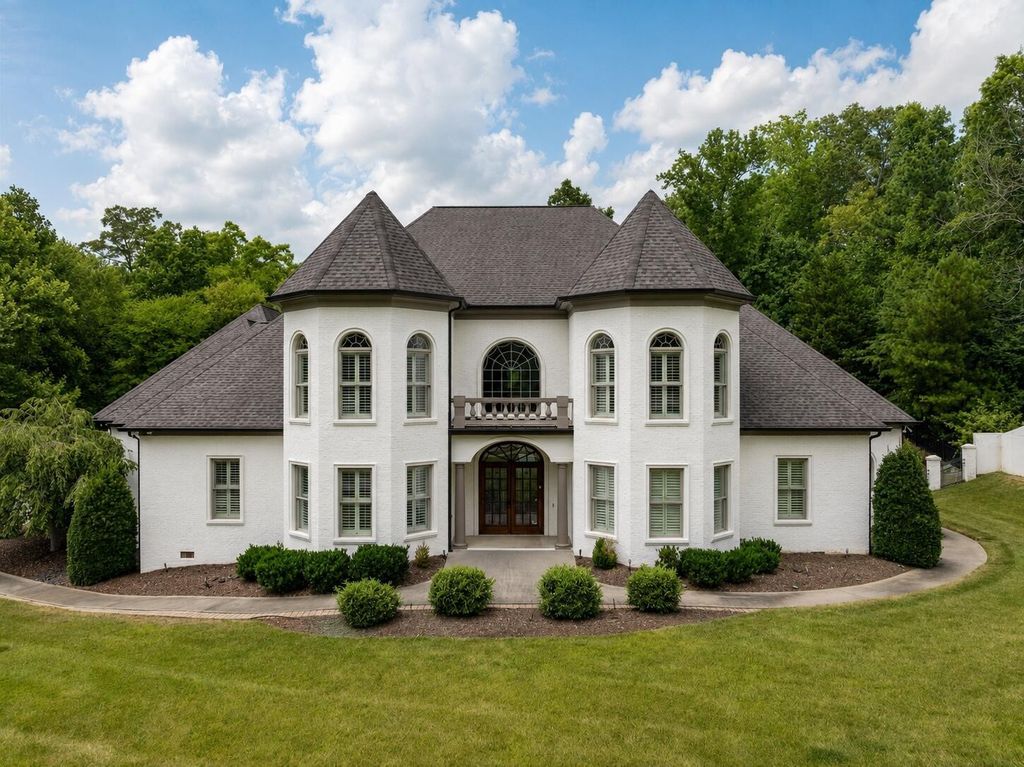 715 Pembridge Circle Nw, Cleveland