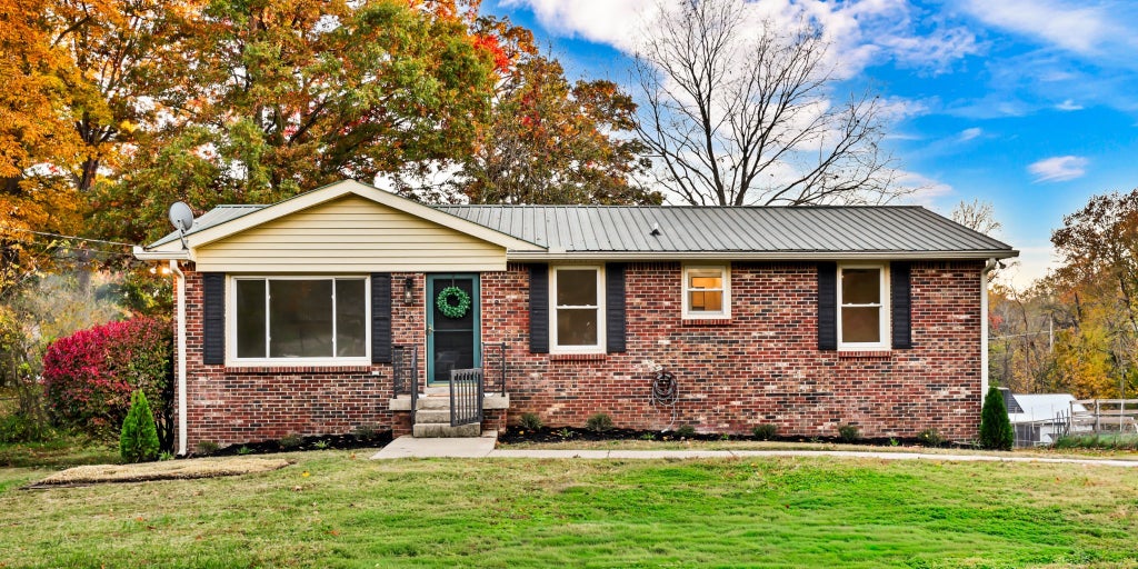 310 Lake Court Dr, Clarksville