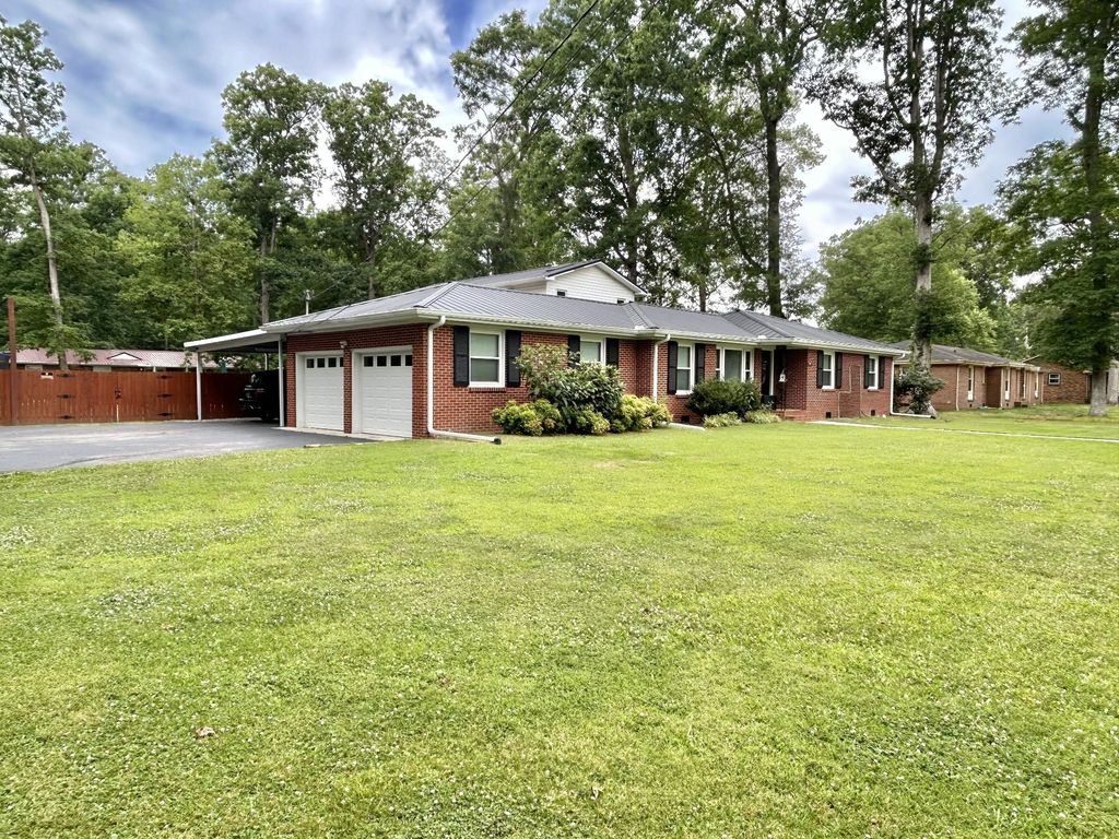 1212 Woodcrest Dr, Manchester