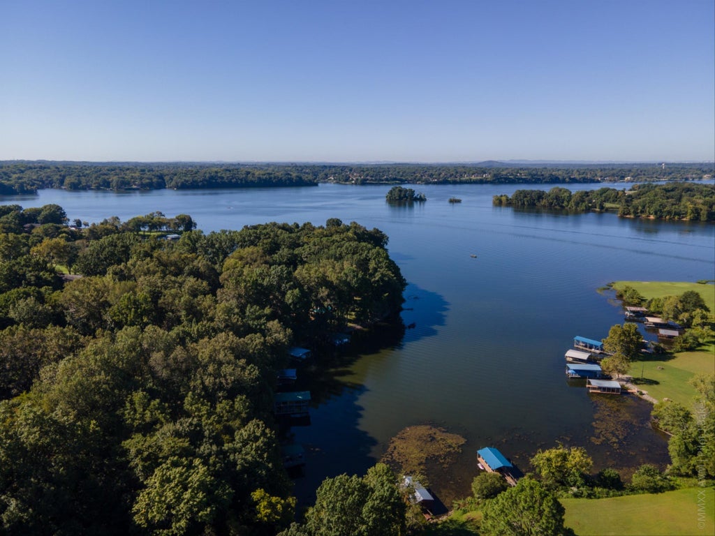 128 Meadowlake Dr, Hendersonville