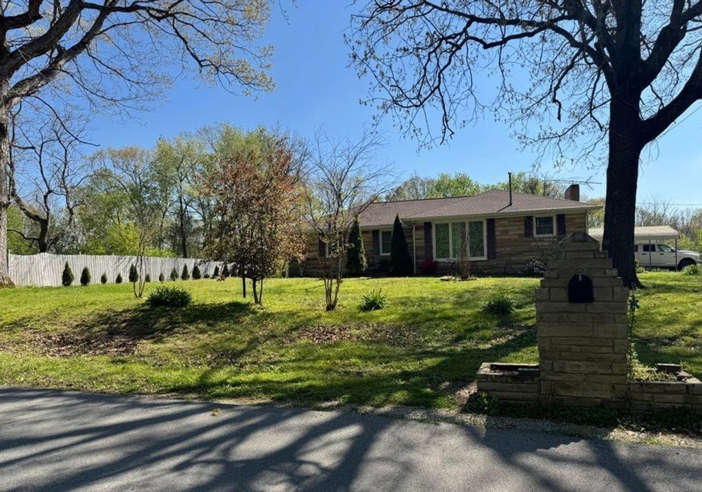 917 Columbia Ave, Centerville