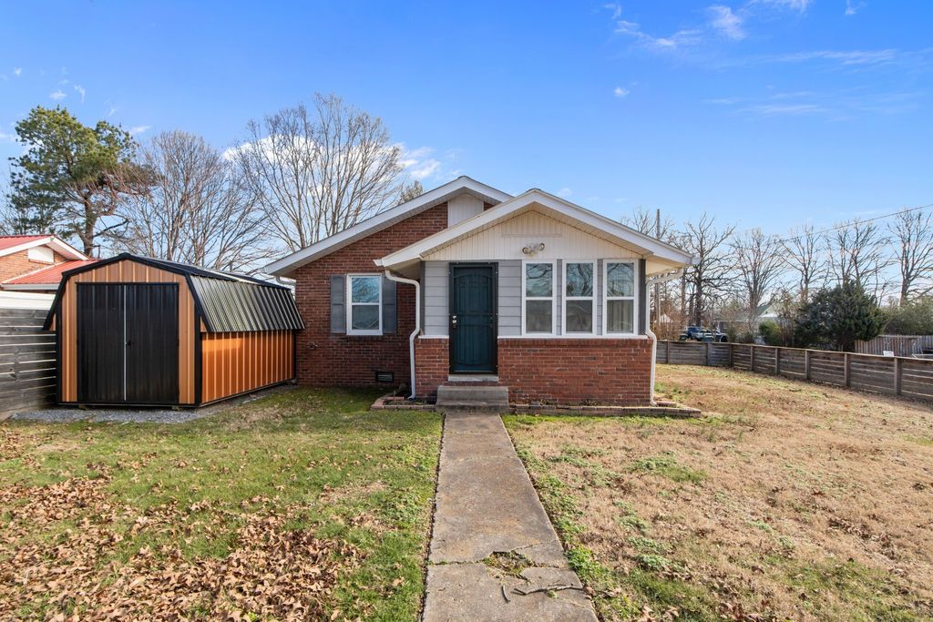 202 Parkway W, Dickson