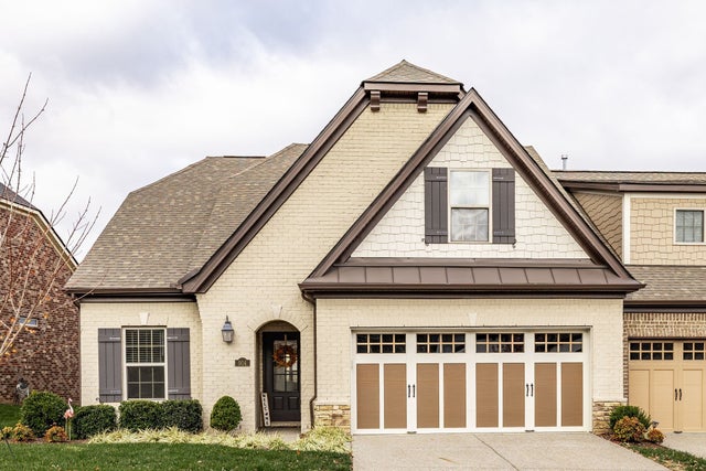 904 Cherry Grove Dr, Hendersonville