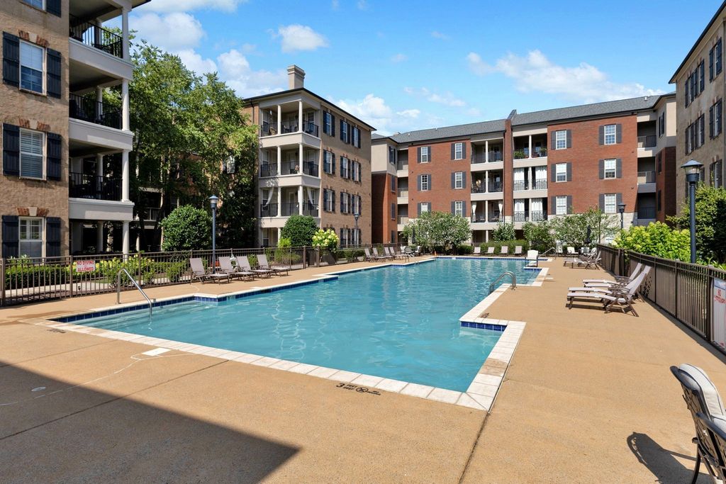 307 Seven Springs Way 305, Brentwood