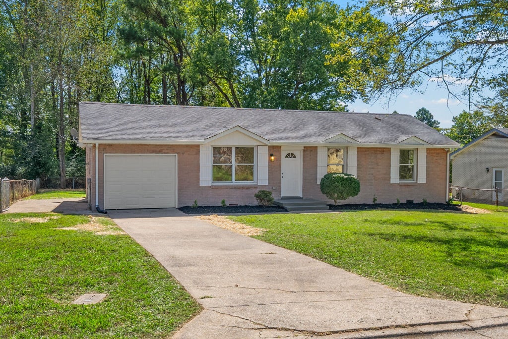 112 King Cole Dr, Clarksville