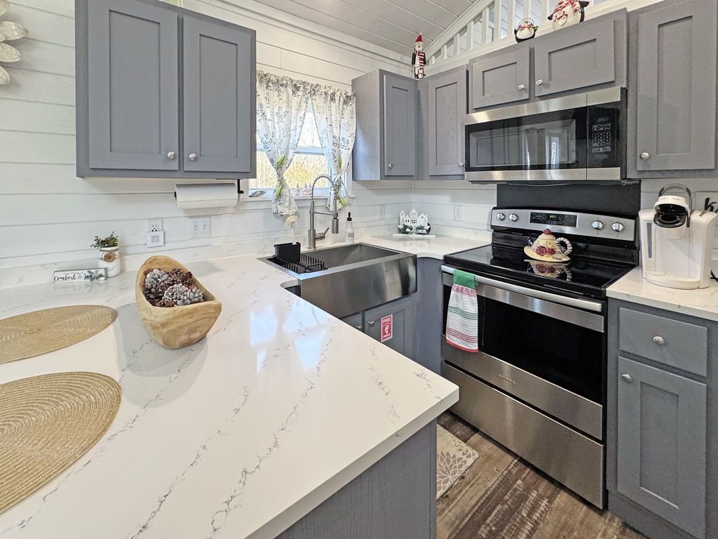 103 Thomas Rd, Dover