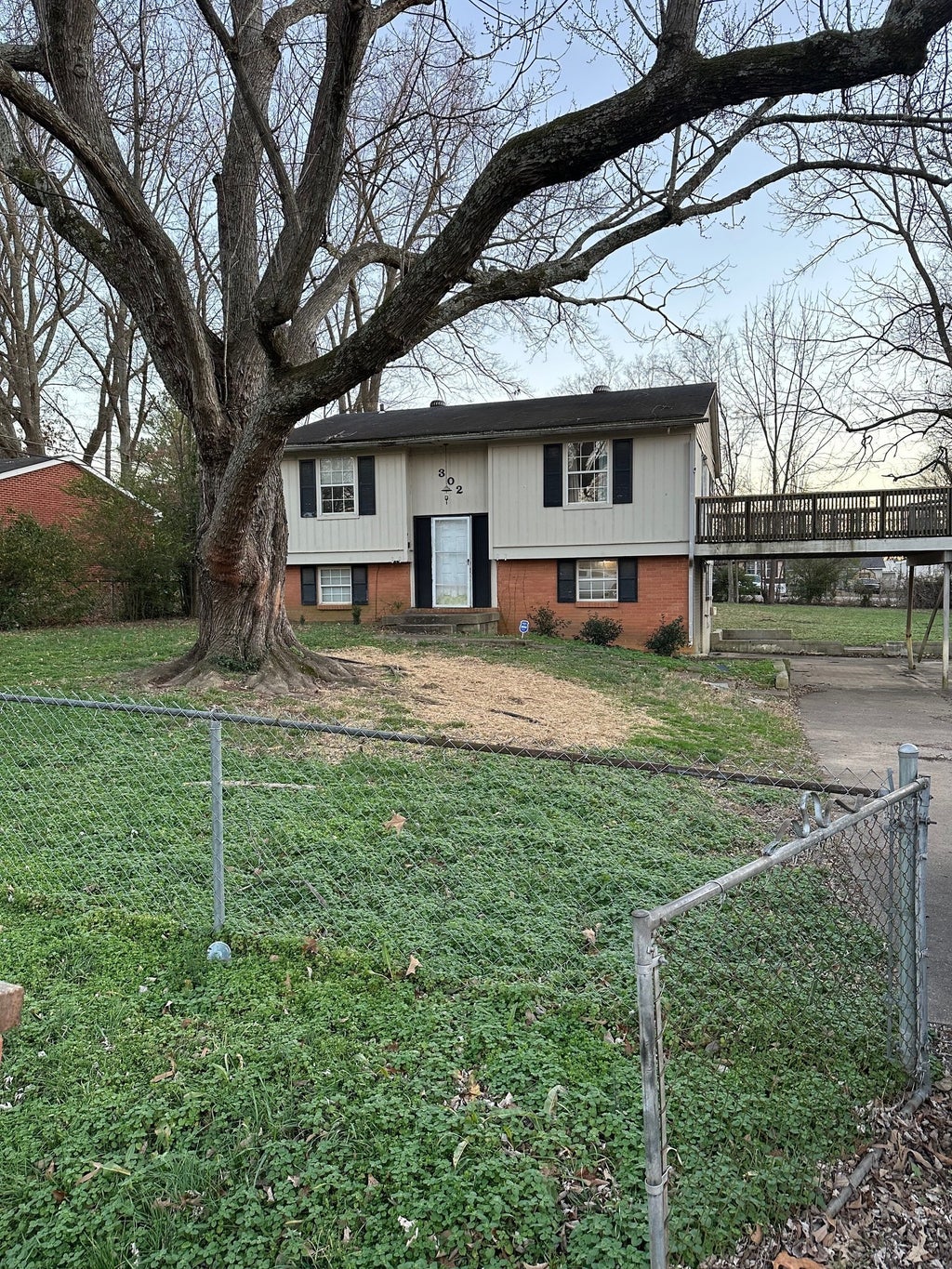 302 Plantation Dr, Clarksville