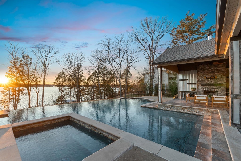 1112 Forest Harbor Dr, Hendersonville