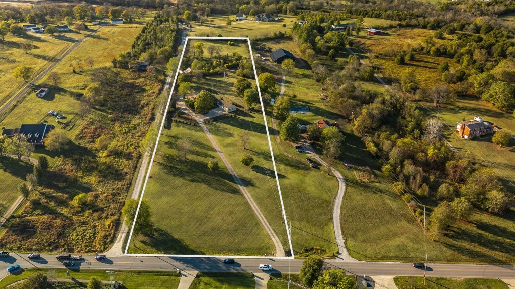 1745 Saundersville Rd, Hendersonville