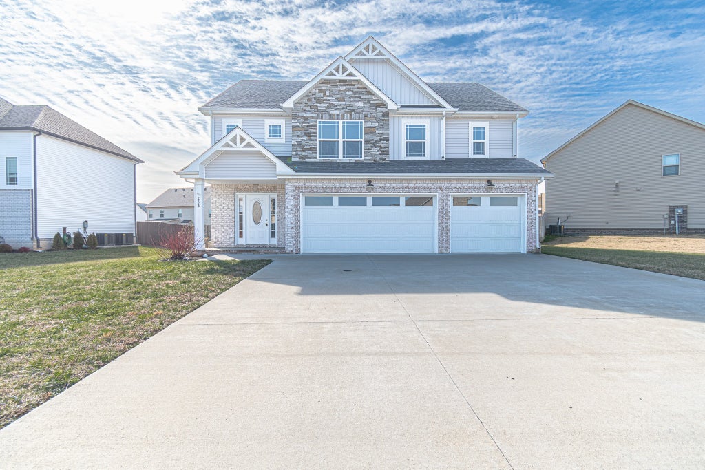 233 Cotoneaster Ln, Clarksville