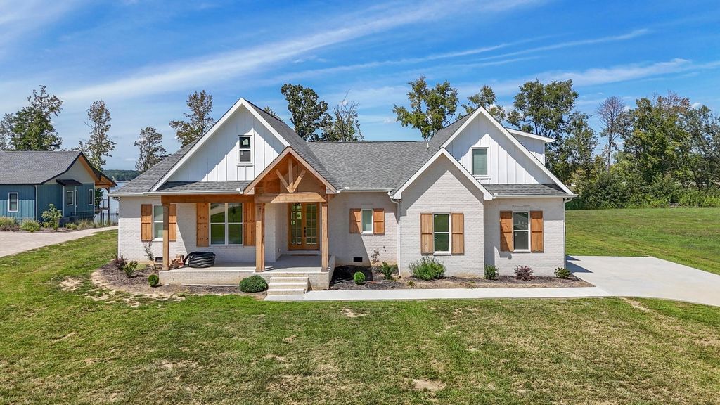 250 Sunset Blvd, White Pine