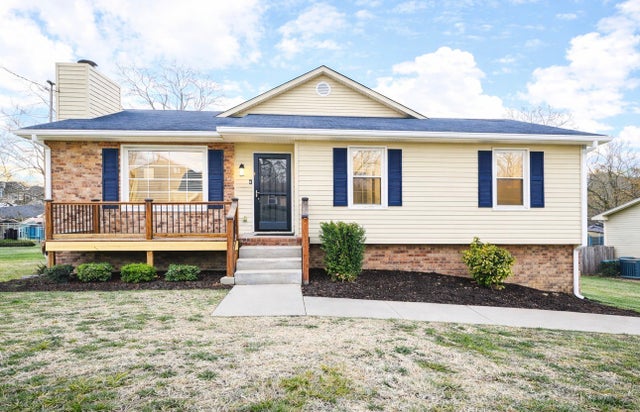 121 Hillwood Dr, Hendersonville